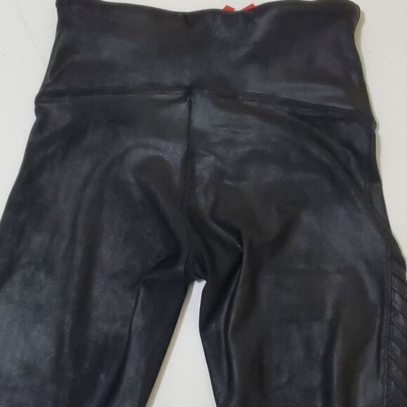 $110 M SPANX like new FAUX LEATHER VERY BLACK MOTO HOT PANTS LEGGINGS MEDIUM - Picture 6 of 8